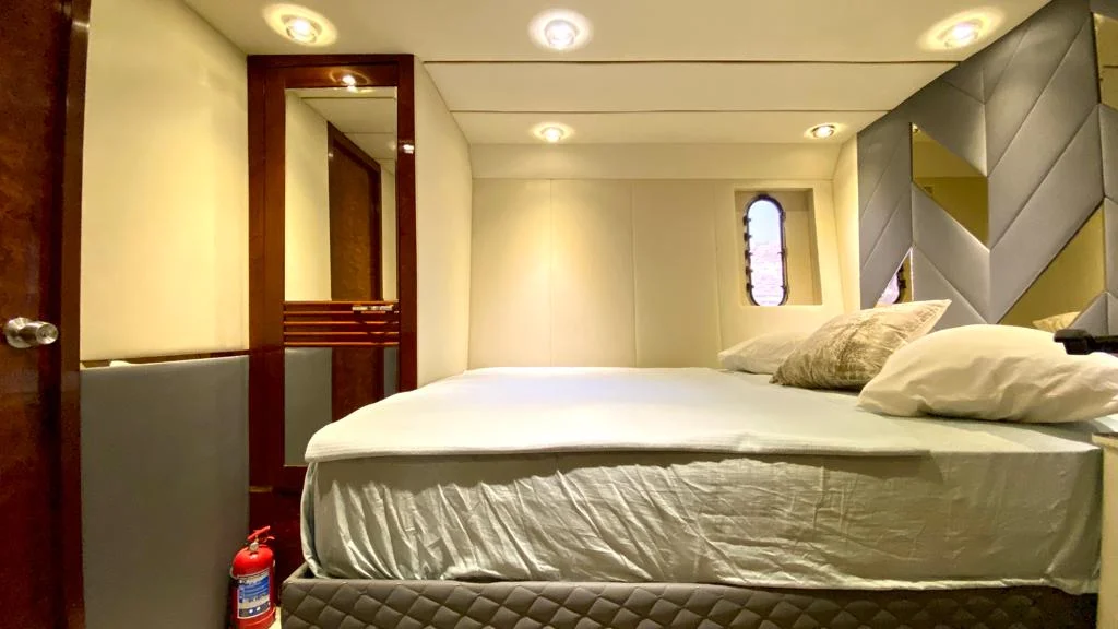Luxury Motoryacht – 2 f