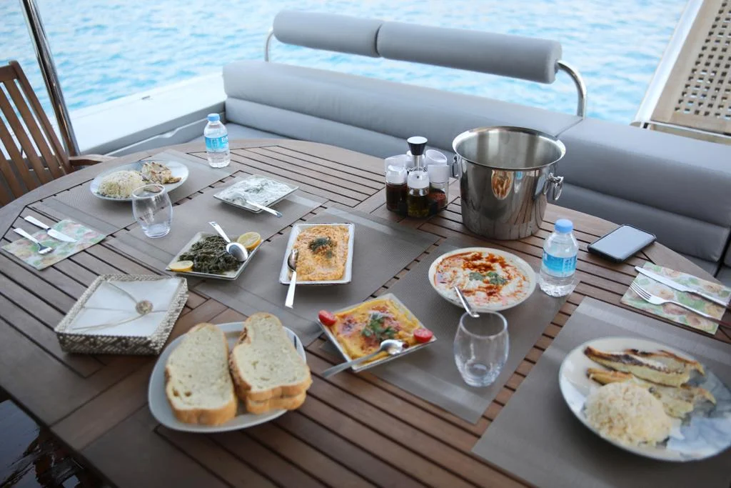 Luxury Motoryacht – 3 c