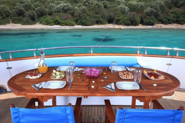 Luxury Motoryacht – 4v